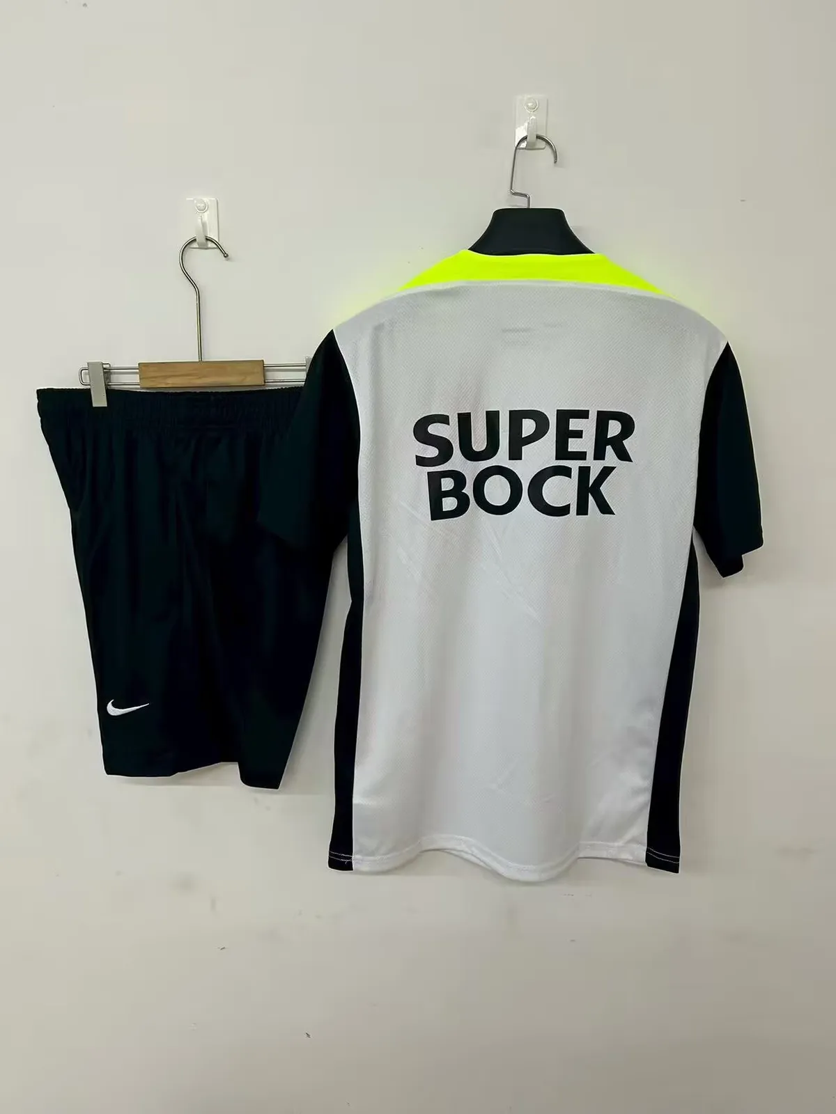 25/26 Lisbon pre-match training suit off-white
