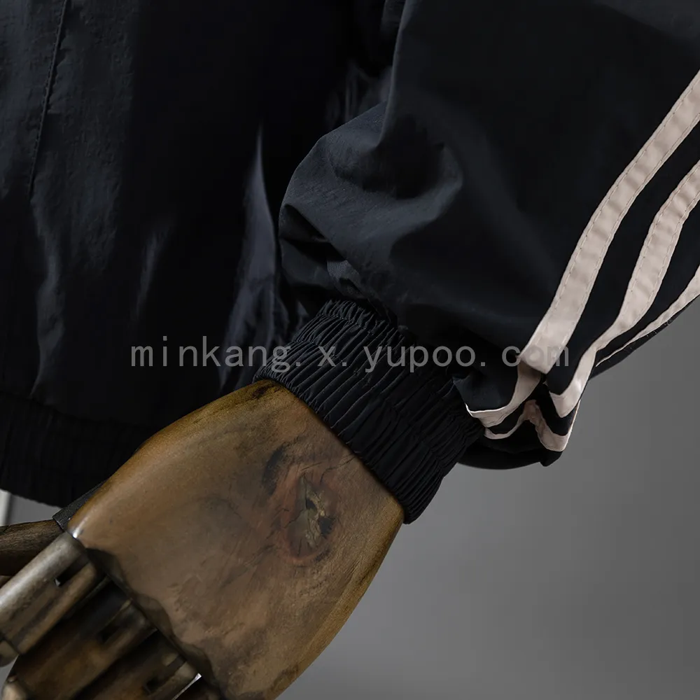 25/26 M-U Windbreaker — 2/2