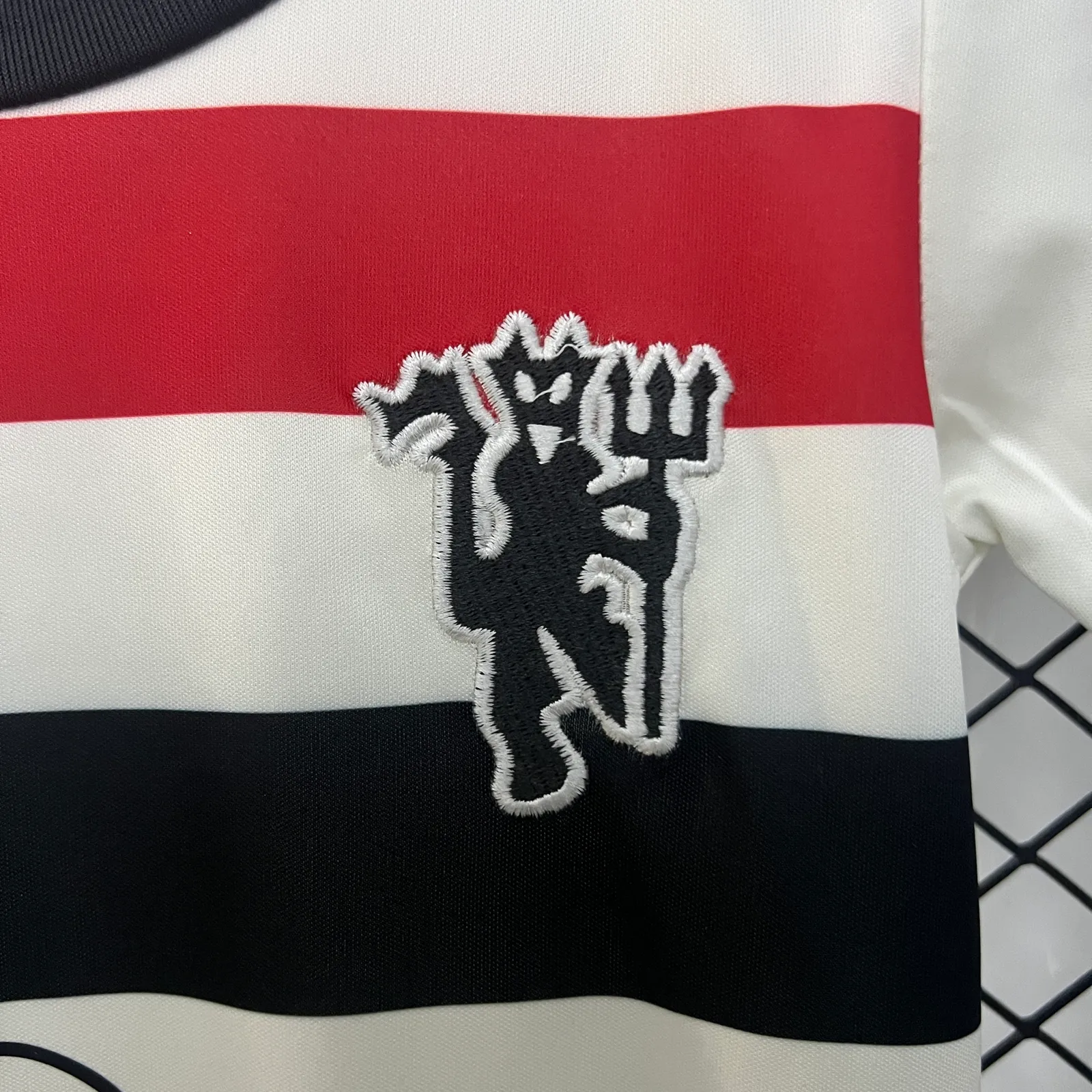24/25 kids M-U third away
