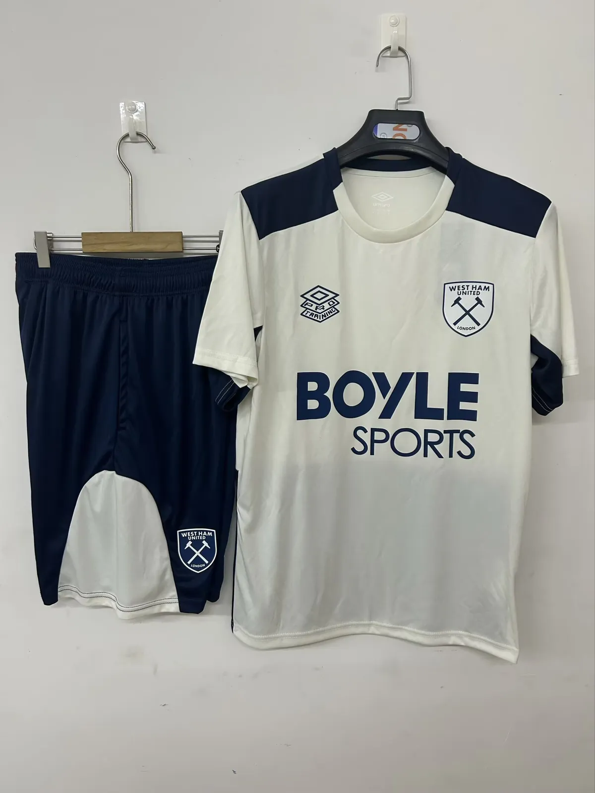 25/26 West Ham United training beige