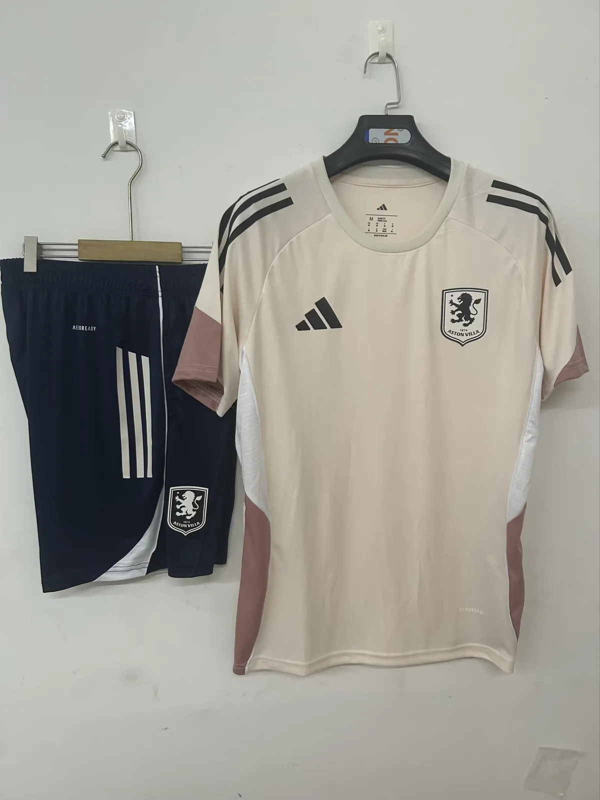 25/26 Aston Villa training suit pink — 1/2
