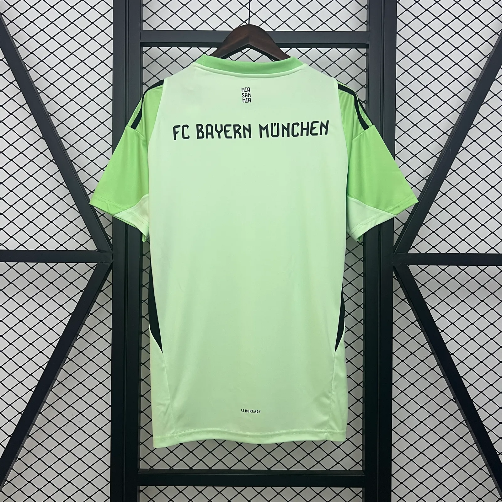 25/26 Bayern Munich Goalkeeper Green — 2/2