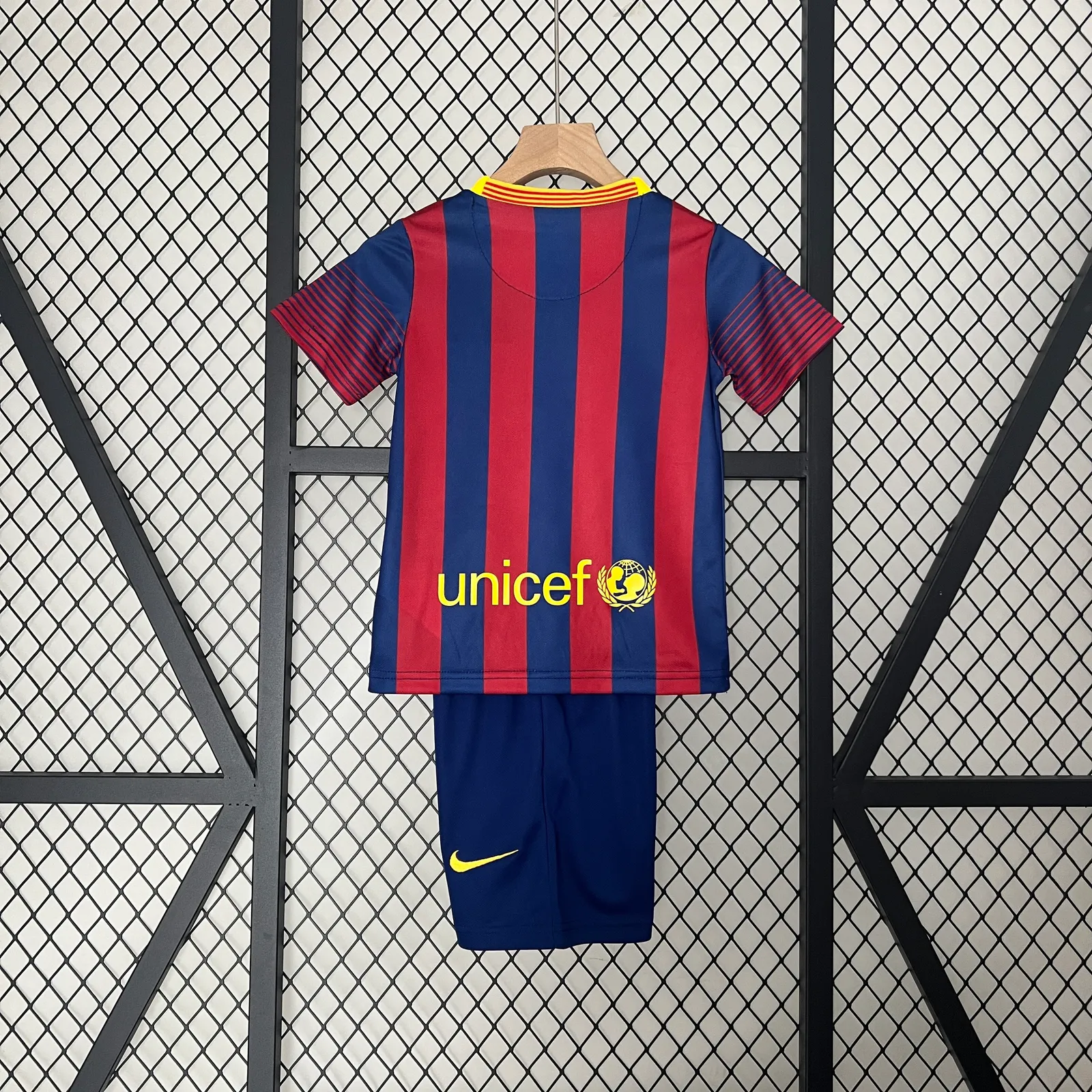 kids Barcelona 13/14 home size: 16-28 — 2/2