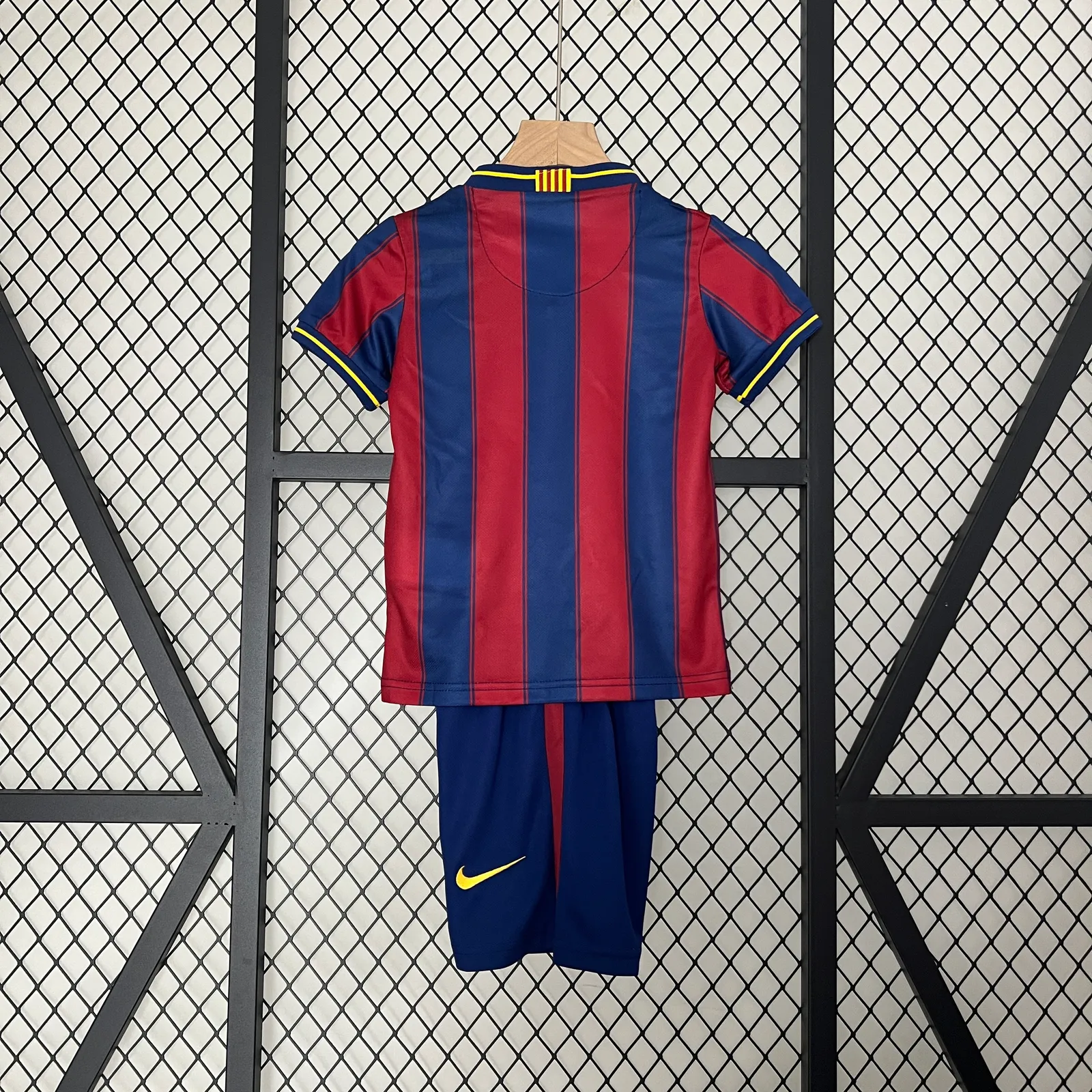 kids Barcelona 09/10 home size: 16-28 — 2/2