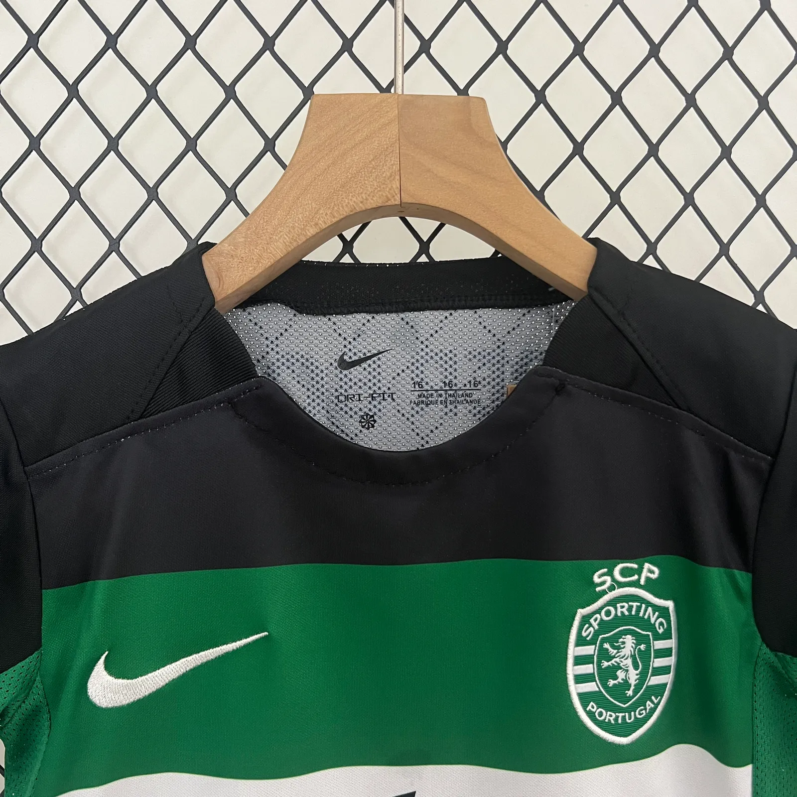 24/25 Kids Sporting Lisbon Home Size: 16-28 — 2/2