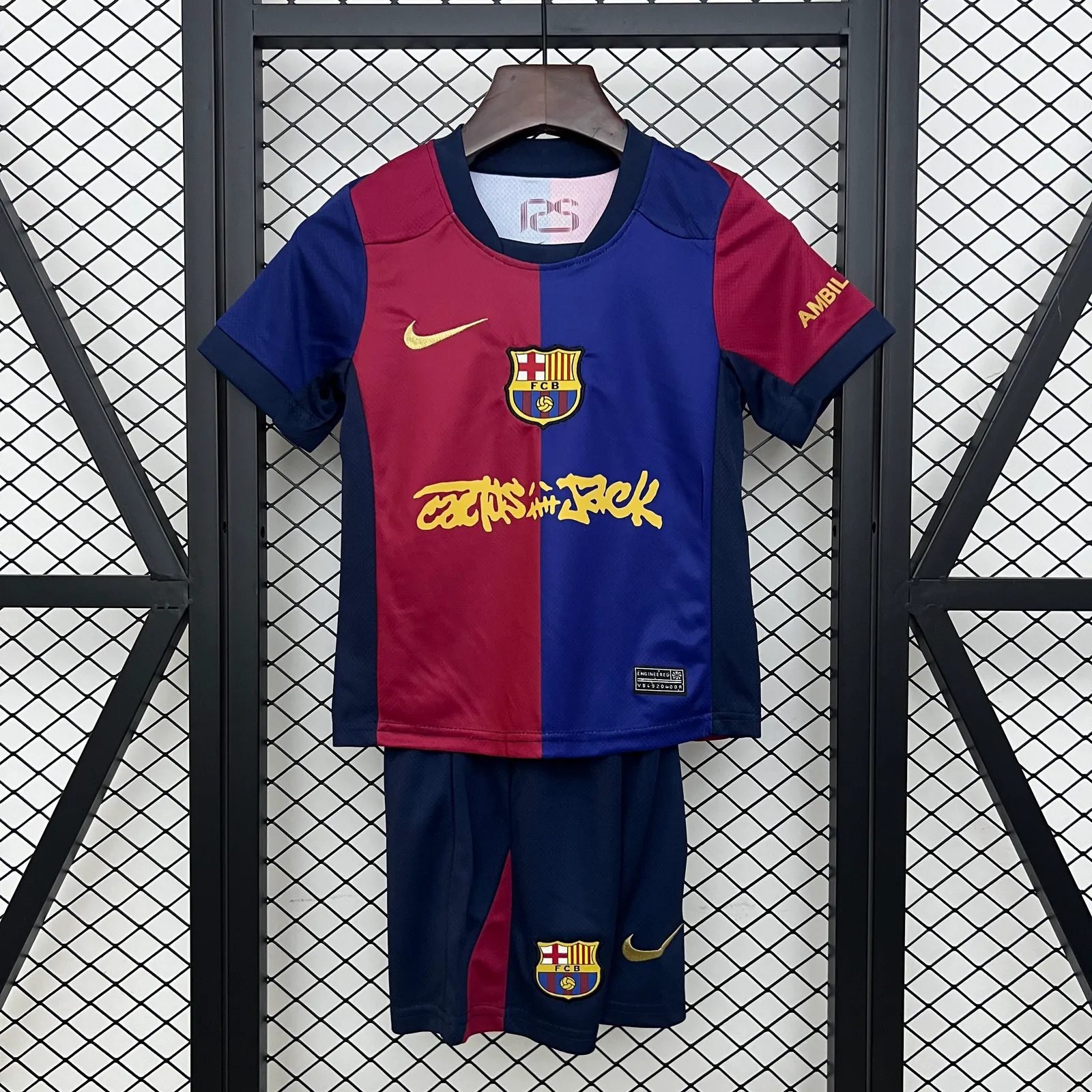 25/26 kids Barcelona home size: 16-28 — 1/2