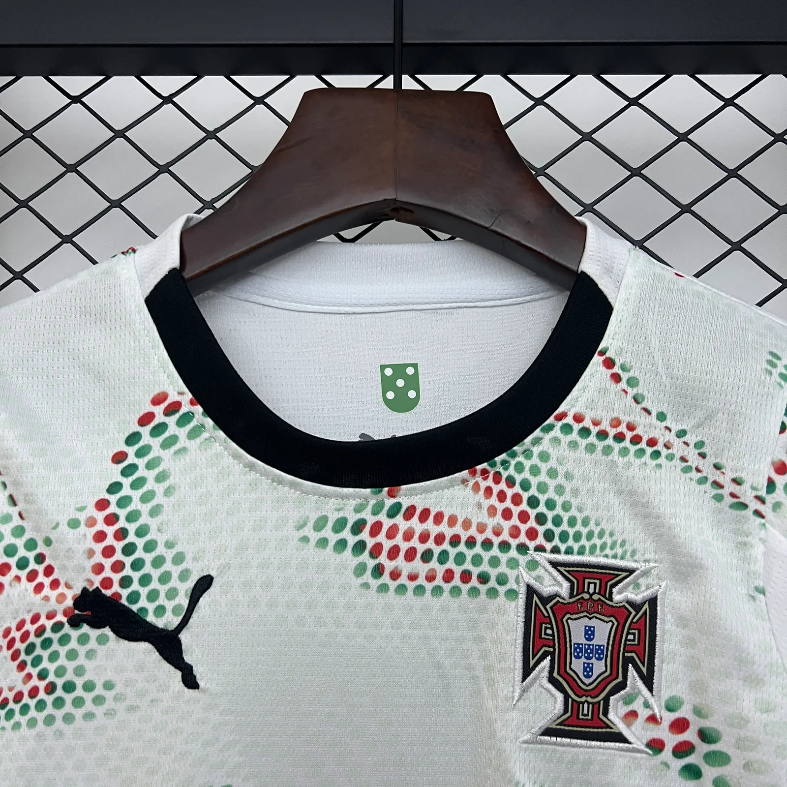 2025 kids Portugal away size: 16-28 — 1/2