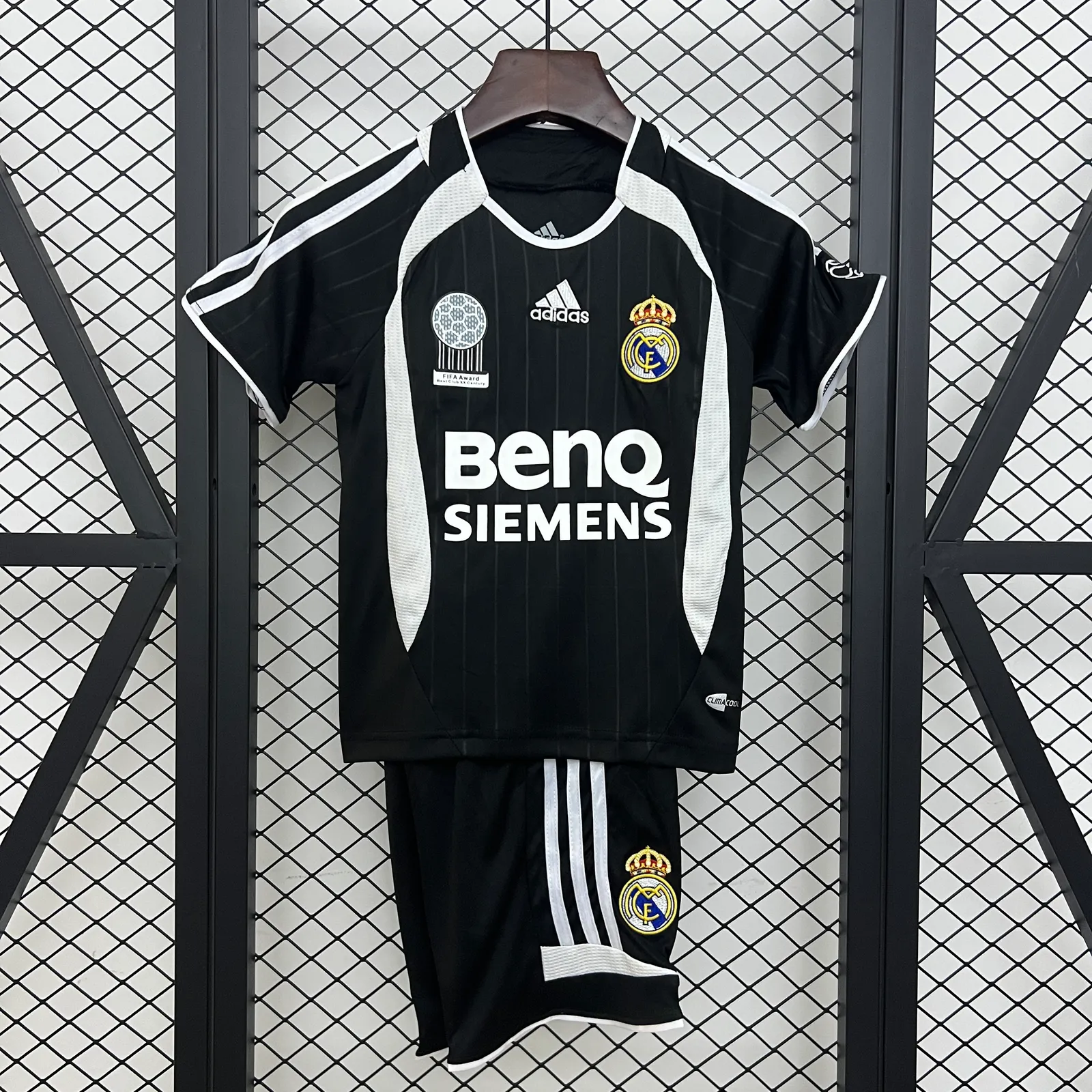 kids Real Madrid 06/07 away size: 16-28 — 1/2