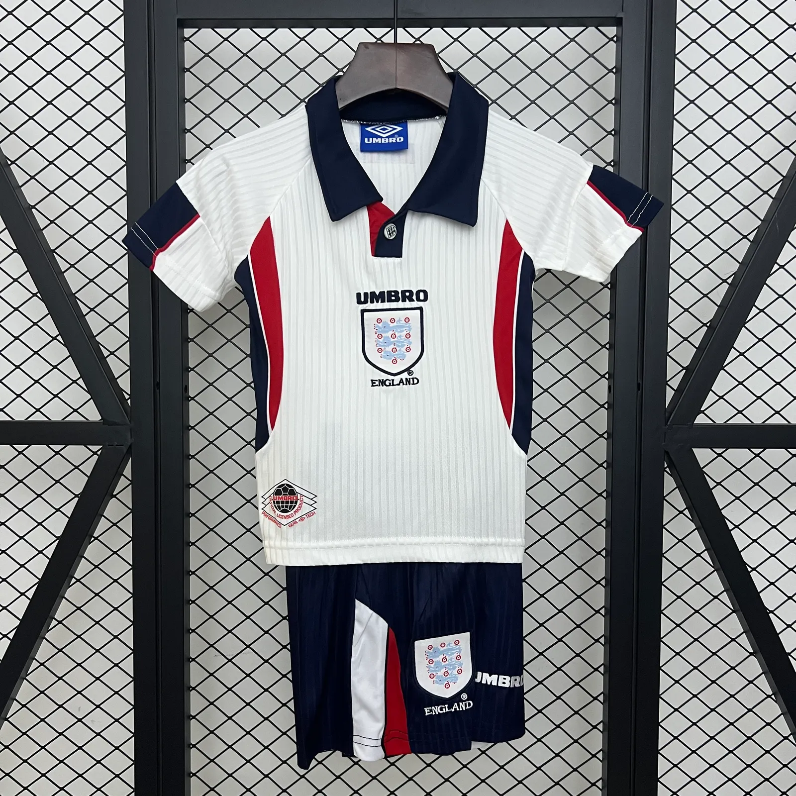 kids England 1998 home size: 16-28