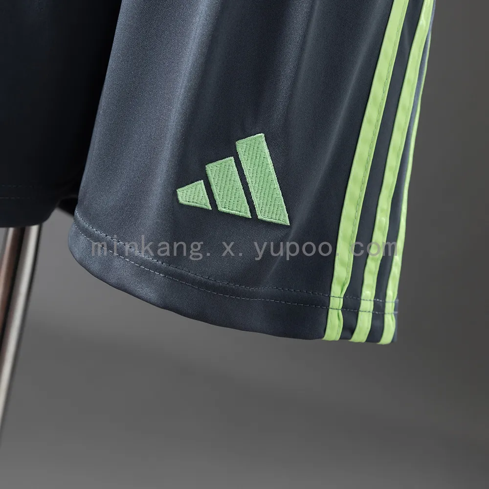 M-U 25/26 Kids Size: 16-28 — 1/2