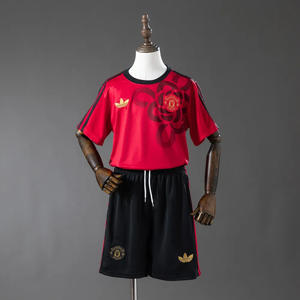 M-U 25/26 Cultural Story - Red Kids Kit Jersey — 2/2