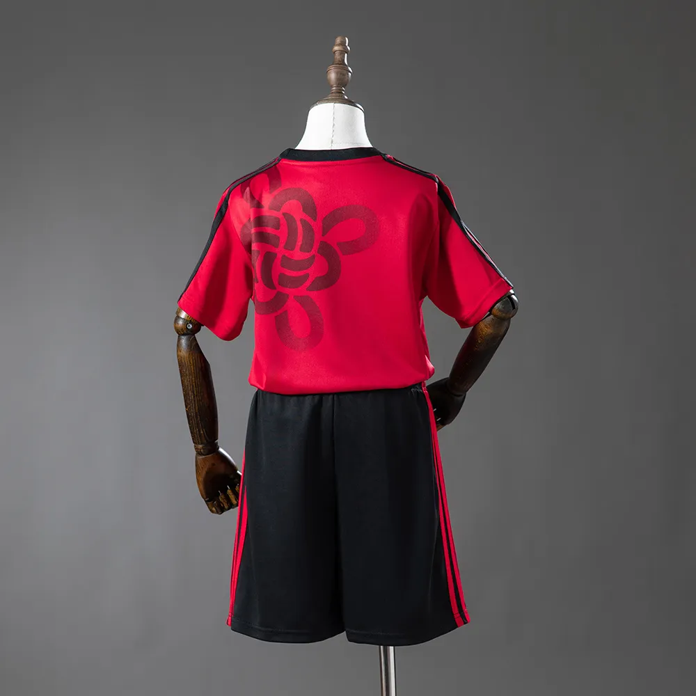 M-U 25/26 Cultural Story - Red Kids Kit Jersey — 1/2